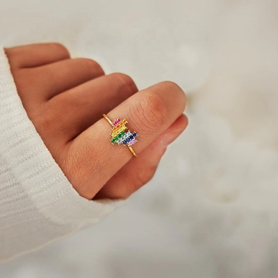 Anel de Noivado em Ouro 18K com Design Fofo em Formato de Coração e Arco-Íris
