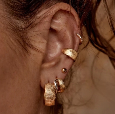 18K de ouro e ouro branco Shield Hoops brincos de orelhas para mulheres