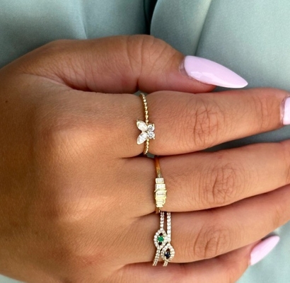 Anel feminino de prata esterlina 925 com bola de ouro 18K e borboleta marquesa