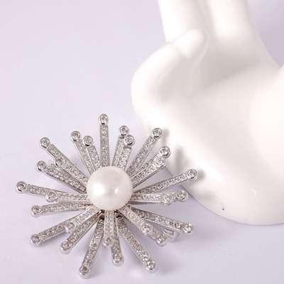 Snowflower White Pearl e White CZ Broches de moda feitas à mão para mulheres