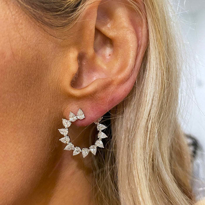 Unique Tear Drop Cut CZ Stud brincos em ródio revestido forma de meio círculo para mulheres