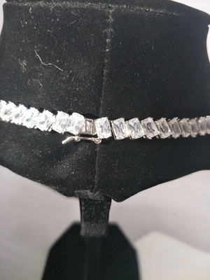 Pendentes Bling Bling de 16 polegadas, colarinho de tênis branco.