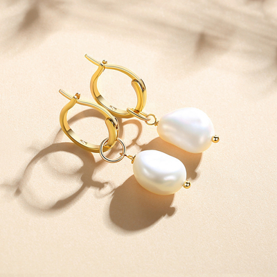 925 Sterling Silver 18K Gold Plated Freshwater Pearl Hoop Earrings para Mulheres Estilo Moderno