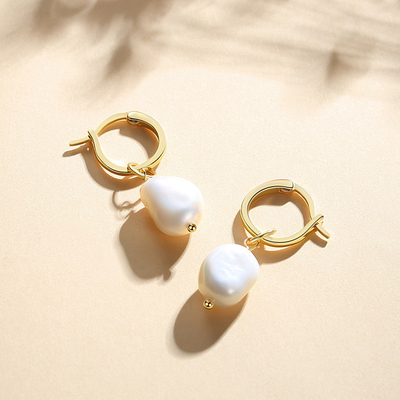 925 Sterling Silver 18K Gold Plated Freshwater Pearl Hoop Earrings para Mulheres Estilo Moderno