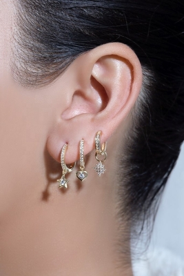 Mini Dangle Heart CZ Huggie Aurélio Revestido em Ouro Adicionar um toque de glamour ao seu visual