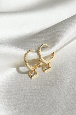 Mini Dangle Heart CZ Huggie Aurélio Revestido em Ouro Adicionar um toque de glamour ao seu visual