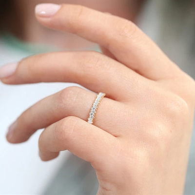 925 Sterling Silver CZ Diamond Baguette Anel da Eternidade Feminina com Revestimento de Ouro Amarelo