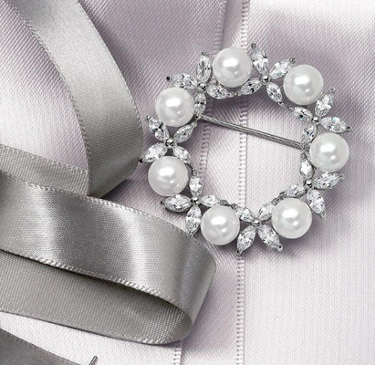 Broche de folhas de ouro revestido de círculo Branco de pérola 925 Prata Broches de luxo para mulheres
