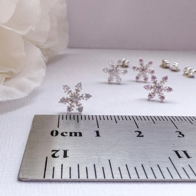 925 Prata Esterlina Revestida de Rodio CZ Flores de Neve Brincos 2g