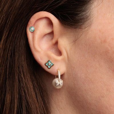 Brincos de flor mini com esmalte turquesa banhados a ouro 18K em prata esterlina 925