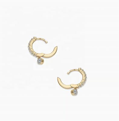 Trendy 14K ouro revestido Zircon Drop Pave Huggie brincos com 9,5 mm de diâmetro de perfil e 12 mm Total Drop