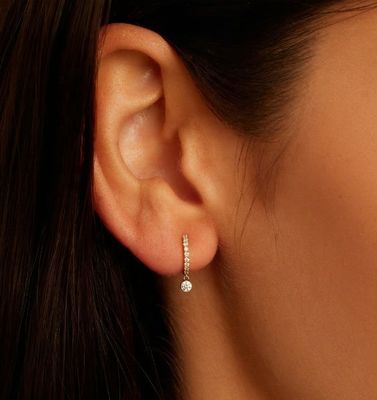 Trendy 14K ouro revestido Zircon Drop Pave Huggie brincos com 9,5 mm de diâmetro de perfil e 12 mm Total Drop