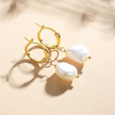 925 Sterling Silver 18K Gold Plated Freshwater Pearl Hoop Earrings para Mulheres Estilo Moderno