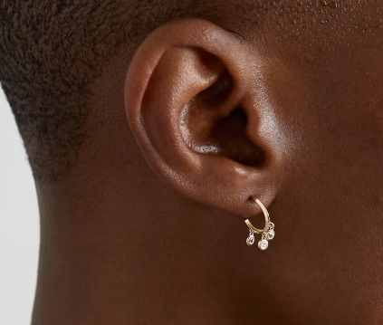 Brincos de argola de latão banhados a ouro 14K com cravação de zircônia
