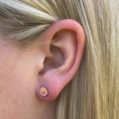 Brincos de coração de prata esterlina 925 de 8mm com esmalte rosa