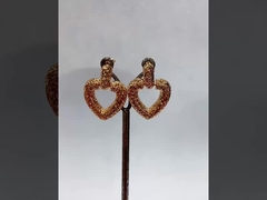 Abraços de coração brinco de orelha